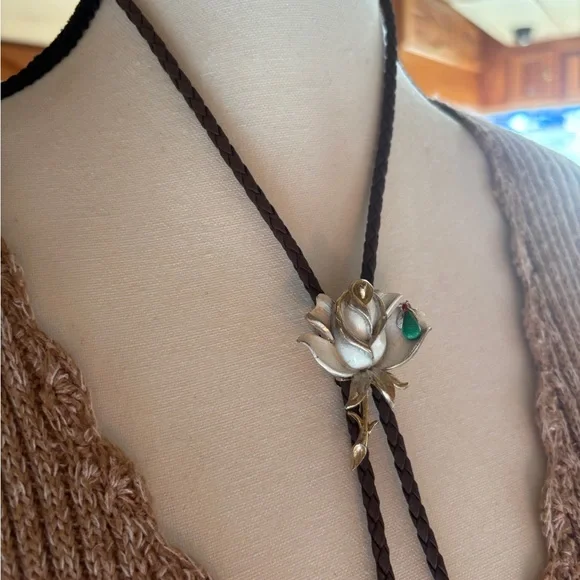 Vintage White Rose Bolo Tie with Green Jewel Accent - Picture 3 of 4